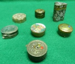 Pequena coleção de antigas caixas para comprimido ou outras utilidades. Lote composto por 7 caixinhas, todas em metal, oriundas de vários países e ornamentadas de acordo com a tradição local. A maior tem 4,5 cm  e altura e as demais na média de 1,5 cm de altura e 3 cm diâmetro. Usadas. Em muito bom estado.