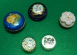 Coleção de pequenos potes antigos, para diversas finalidades. Lote composto por 5 peças algumas de metal com acabamento em agata, outras de porcelana. maior mede 3 A x 6 cm diâmetro e a menor 2 A x 2,5 diâmetro. Usadas. Em muito bom estado.