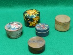 Conjunto composto por 5 antigas e pequenas caixas em madeira, para diversos usos, sendo que as decoradas, foram pintadas à mão. Maior mede 4,5 aA x 5 diâmetro e a menor 2 A x 4 diâmetro. Usadas. Em muito bom estado.