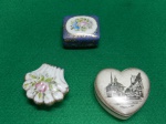 Lote composto por 3 antigas e pequenas caixas em porcelana, todas de formatos diversos e ricamente decoradas com diferentes técnicas. Usadas. Em ótimo estado. Maior mede 3 A x 7 C x 6L e a menor, 3 A  x5 C x 4 L.