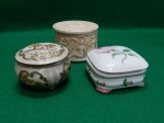 Lote composto por 3 potes em  porcelana, sendo 2 "Porcelana São Caetano e outro sem identificação. Todos ricamente decoradas com técnicas diversas. Maior mede 6,5 A x 9 diâmetro e menor com 5 A x 8,5 C x 8,5 L. A menor, com formato quadrado, possui reparo efetuado em uma das laterais, como pode ser visto nas fotos. Usados. Em muito bom estado.