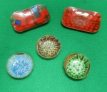 Lote composto por 5 pratos decorativos de cobre, decorados com pintura esmaltada, sendo que todos apresentam mo alguma perda do esmalte, como pode ser visto nas fotos. Os redondos medem 2 A x 6,5 diâmetro e estão marcados com a palavra CHILE, ao fundo. os retangulares medem 1,5 A x 11 C x 7,5 L e  tem a marca JC, gravado ao fundo. Usados.