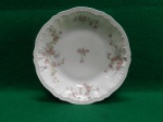 Pequeno prato fundo decorativo, em porcelana francesa, decorado com motivos florais. Mede 4 A x 19 diâmetro. Usado. Em ótimo estado. Sem lascados, trincas ou quebras.