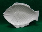 Pequena travessa em porcelana esmaltada, com efeito craquelado, em forma de peixe, sem marca aparente. Usado. Em muito bom estado. pequeno lascado na ponta do rabo do peixe, como pode ser visto nas fotos. Mede 3 A  x 18,5 C  x 31,5 L.