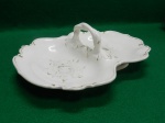 Travessa de porcelana com duas divisórias e uma alça central, decorada com detalhes em dourado e desenho florais. Marca de fabricante ao fundo, mas pouco visível. Usado. Perda de pintura, como pode ser visto nas fotos. Em muito bom estado. 10 A x 29 C x 22 L.