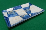 Pequena travessa decorativa, em cerâmica japonesa, com designer geométrico e detalhes de desenhos com forma de peixe. Ao fundo marca do fabricante em caractér japonês. Usado. Em muito bom estado.  Mede 1,5 A x 17 C x 11 L.