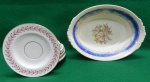 Lote com uma travessa funda e 10 pires, todos em porcelana. Travessa mede 6 A x 26 C x 19 L e apresenta desgastes na decoração. como pode ser visto nas fotos. Pires medem 14,5 cm diâmetro. Todos em muito bom estado.