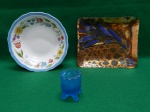 Lote com miscelâneas decorativas, sendo um  pequeno prato fundo decorativo, pintado à mão com motivos florais, medindo 4 A x 19   diâmetro; uma pequena travessa em cobre com decoração esmaltada, com pequena perda e amassado, como pode ser visto nas fotos, mede 1,5 A x 19,5 C x 16,5 L e um porta ovo em vidro translucido na cor azul, decorado com lapidações em estilo floral, mede 6,5 A x 5 Diâmetro. Usados. Em bom estado geral.