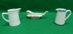 Lote contendo 2 cremeiras e uma molheira., todas em porcelana. Tamanho médio das cremeiras, 8 A x 7,5 C x4,5 L. medidas da molheira 5 A x 15 C x 5 L.. Usadas e em ótimo estado.