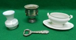 lote com miscelâneas decorativas diversas, sendo uma miniatura de vaso medindo 7 A x 5 diâmetro de bojo,  miniatura de sopeira medindo 6 A x 13 C x 9 L, ambas em porcelana, abridor de garrafa em metal trabalhado em motivos florais  medidindo10 x 4 e um pote em metal prateado.medindo 8 A x 6,5 L. Usados. em bom estado.