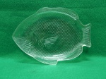 Travessa em grosso vidro transparente, em forma de peixa. Medidas 3 A x 28 C x 20 L. Em ótimo estado.