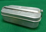 Antigo porta seringas e esterilizador, em alumínio. Acompanha seringa de vidro. Medidas da caixa 4 A x 13,5 C x 6,5 L. Usado. Em muito bom estado.