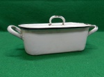 Recipiente antigo para esterilizar equipamentos médicos. Em metal, revestido em agata branca. Apresenta alguma perda de agata, como pode ser visto nas fotos. Mede 11 A x 27 C x 10 L. Usado. Em bom estado geral.