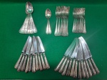 Remanescentes de Faqueiro Fracalanza, contendo 12 facas grandes; 10 facas pequenas; o colheres grandes; 2 colheres pequenas, 7 garfos grandes e 9 garfos pequenos.