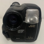 Filmadora VHS JVC GR-AX827, Compact VHS Intelligent. Origem Brasil - Zona Franca de Manaus. Ano 1995. Acompanha carregador de bateria. Não possui a bateria. Não testada.