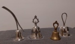 Lote com 4 sinos de mesa, sendo 3 banhados a prata e um em metal amarelo. Um dos sinos em banho de prata, está incompleto, como pode ser visto nas fotos. Usados. Em muito bom estado. mpedia de tamanho, 10 cm A x 5 cm diâmetro.