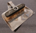 Cata migalha Wolf, prata 90. Escova com pega em madeira. Usado. Necessita limpeza e polimento. medidas 7 A  x18,5 C x 17 L.