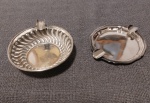 lote com 2 cinzeiros banhados à prata. Usados. Em ótimo estado. Maior mede 3,5 A x 9,4 diâmetro e o menor com 1,5 A x 8,5 diâmetro.