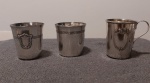 Lote com 3 peças banhadas à prata, sendo dois pequenos copos e um a pequena caneca com alça. Usadas. Em muito bom estado. Tamanho médio da s peças, 6 A x 6 diâmetro.