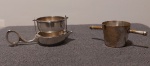 Lote contando com 2 peças banhadas à prata, sendo um dosador de bebidas, com desgastes de banho e um coador de suco de limão. Usados. Em muito bom estado. Tamanho médio das peças, 5 A x 5,5 L x 12 C.