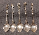 lote com 5 colheres "souvenir spoons" em rata de lei 800. Italianas. Usadas em ótimo estado. Tamanho médio das colheres, 12 cm. Peso 59 gramas.