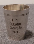 Pequeno copo de prata contrastada 833, com gravação referente a campeonato realizado em 1971. Usado. Mede 4,5 A x 3,8 diâmetro. Peso 20 gramas