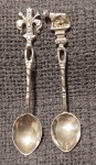 Duas pequenas colheres "Souvenir spoons", italianas, em prata contrastada 800. Cada uma mede 6,5 cm. Peso 7,3 gramas