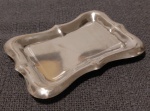 Travessa pequena de serviço de mesa para porções individuais de manteiga, contrastada prata 835. Usada. Medidas 11,5 x 8,5. Peso 7,55 gramas.
