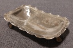 Saboneteira em prata baixa boliviana, contrastada. Medidas 2,5 A x 11,5 C x 7 L. Usado. Peso 7,3 gramas
