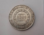 Moeda de 2000 reis. Ano 1853. Período: Imperador Pedro II (1831 - 1889). Composição Prata 0.917. Tipo de bordo: Serrilhado. Peso (gr)25.5. Diâmetro (mm)37. Espessura (mm)2.5. MBC.