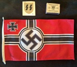 Alemanha 2º WW. lote com 3 peças, sendo BANDEIRA KRIEGSMARINE ALEMÃ DO TERCEIRO REICH DA Segunda Guerra Mundial . Bandeira da Guerra do Reich,  serviu à Kriegsmarine como insígnia naval, que era hasteada nos dias de bandeira, independentemente da localização do navio. Versão  usada de 1938 a 1945. 28 cm x 16 cm. Réplica em tecido poliéster; adesivo da SS para capacete, réplica mede 5 x 6 cm e caixa de fósforo alemã HAUSHALTSWARE.