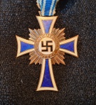 Cruz de Honra das Mães Alemãs foi uma condecoração da Alemanha Nazista criada em 16 de dezembro de 1938 por iniciativa de Adolf Hitler, após indicação do médico Gerhard Wagner, chefe da Seção de Saúde Pública do Partido Nazista. A ideia era encorajar mulheres alemãs em idade fértil a aumentar o tamanho de suas famílias e, assim, a população do Terceiro Reich. A Cruz de Honra da Mãe Alemã (Ehrenkreuz der deutschen Mutter) vinha em três classes. A terceira classe, em bronze, era concedida a mães com três a cinco filhos. Em muito bom estado