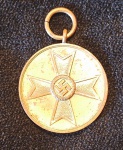 Medalha de Mérito de Guerra alemã Fur Kriegs - Verdienst 1939, da Segunda Guerra Mundial. Concedida a civis por sua contribuição ao esforço de guerra alemão. 3 cm de diâmetro.
