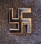 Alemanha Nazista. Broche de lapela de latão com esmalte preto. Mede quase 2 cm x 2 cm. Este tipo era frequentemente usado por mulheres para demonstrar solidariedade aos ideais do NSDAP, mesmo que não fossem membros e não pudessem usar o broche oficial do partido