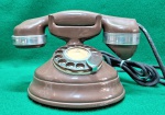 Telefone baquelite colorido. Formato bem diferenciado, década de 30. Aparenta estar com todas as suas peças originais. Não adaptado para uso atual. Em excelente estado.