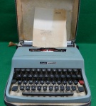 Olivetti Lettera 32 é uma máquina de escrever portátil clássica, lançada em 1963 como sucessora da popular Lettera 22. Projetada por Marcello Nizzoli, destaca-se pela sua portabilidade e funcionalidade. Com dimensões de 34x35x10 cm ) e um peso de 5.9 kg, Acompanha estojo de transporte e manuais de instrução. Máquina, estojo em excelente estado. Usado. Necessita limpeza.