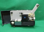 Projetor de filme 8mm, Marca Sankyo, modelo Dualux 8. Motor e lâmpada em funcionamento. Faltam as correias internas que faze os mecanismos se movimentarem. Não tem o cabo de energia. Bom estado. Usado.