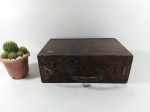 CAIXA - MADEIRA: Antiga caixa maleta em madeira, com travas e alça, sem chave. Medidas: altura: 13 cm, largura: 25 cm e comprimento: 37 cm.