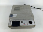 SECRETÁRIA ELETRÔNICA - SANYO: Antiga secretária eletrônica da marca Sanyo, modelo M -139N, na tonalidade cinza, de origem japonesa, não testado seu funcionamento. Medidas: altura: 8 cm, largura: 27 cm e profundidade: 32 cm.