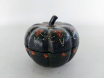 PORTA JOIA - MADEIRA: Antigo porta joia de mesa em madeira representando abóbora com pintura feira a mão, com assinatura não identificada, medidas: altura:7 cm e diâmetro:10 cm