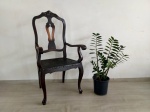 CADEIRA - ANTIGA: Antiga cadeira de braços, modelo Chipandelle executada em madeira nobre, com assento em couro e encosto vazado, no estado. Medidas: altura: 1.15 m, largura: 58 cm e profundidade: 50 cm.