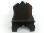 RELIGIÃO - SUPORTE DE BÍBLIA: Antigo suporte de bíblia de mesa executado em madeira nobre com talha, dobrável, medidas; altura:44 cm e largura:29 cm