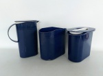 KIT BEBIDAS - TUPPERWARE: Lote composto por um balde de gelo com pegador, um porta garrafa e uma jarra da marca Tupperware nas tonalidades azul e branco, medidas do balde de gelo, altura:19 cm, largura:13 cm e comprimento:22 cm