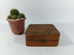 CAIXA - MADEIRA: Antiga caixa porta joia em madeira no formato quadrado, com travas. Medidas: altura: 6 cm, largura: 17 cm e profundidade: 17 cm