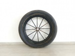 RODA - ANTIGA: Antiga roda de carroça executada em ferro, aramada, com pneu e câmera. Medida: diâmetro do aro: 57 cm.