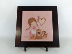 QUADRO - ANOS 50: Bonito quadro decorativo da década de 50 com moldura em madeira nobre de época com azulejo desenhado, com assinatura de ELZA 79, medidas: altura:30 cm e largura:30 cm