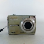 CÂMERA FOTOGRÁFICA - OLYMPUS: Câmera fotográfica digital da marca Olympus modelo X-840, com alça manual, 8.0 megapixel, não testado seu funcionamento, medidasRA:7 cm e largura:9 cm