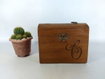 CAIXA - MADEIRA: Antiga caixa de mesa em madeira, com trava, falta alça. Medidas: altura: 18 cm, largura: 23 cm e profundidade: 13 cm.