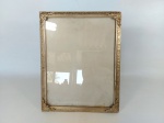 PORTA RETRATO - ANTIGO: Bonito porta retrato de mesa com moldura executada em alumínio todo trabalhado na tonalidade dourado, com vidro, medidas: altura:30 cm e largura:24 cm