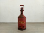 MEDIDOR DE COMBUSTÍVEL - COBEL: Bonito medidor de combustível muito usados em postos de combustível, da marca COBEL, em ferro na tonalidade vermelho, com alça movel de madeira, medidas: altura:65 cm e diâmetro:28 cm